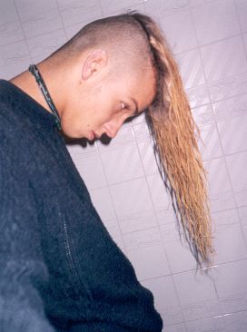 Ser tosco �... ter o cabelo descolorido (2000)